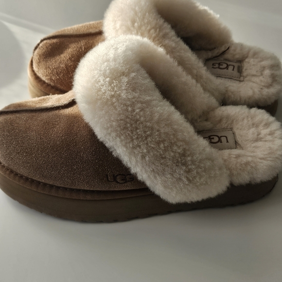 UGG size 7 - Picture 4 of 4